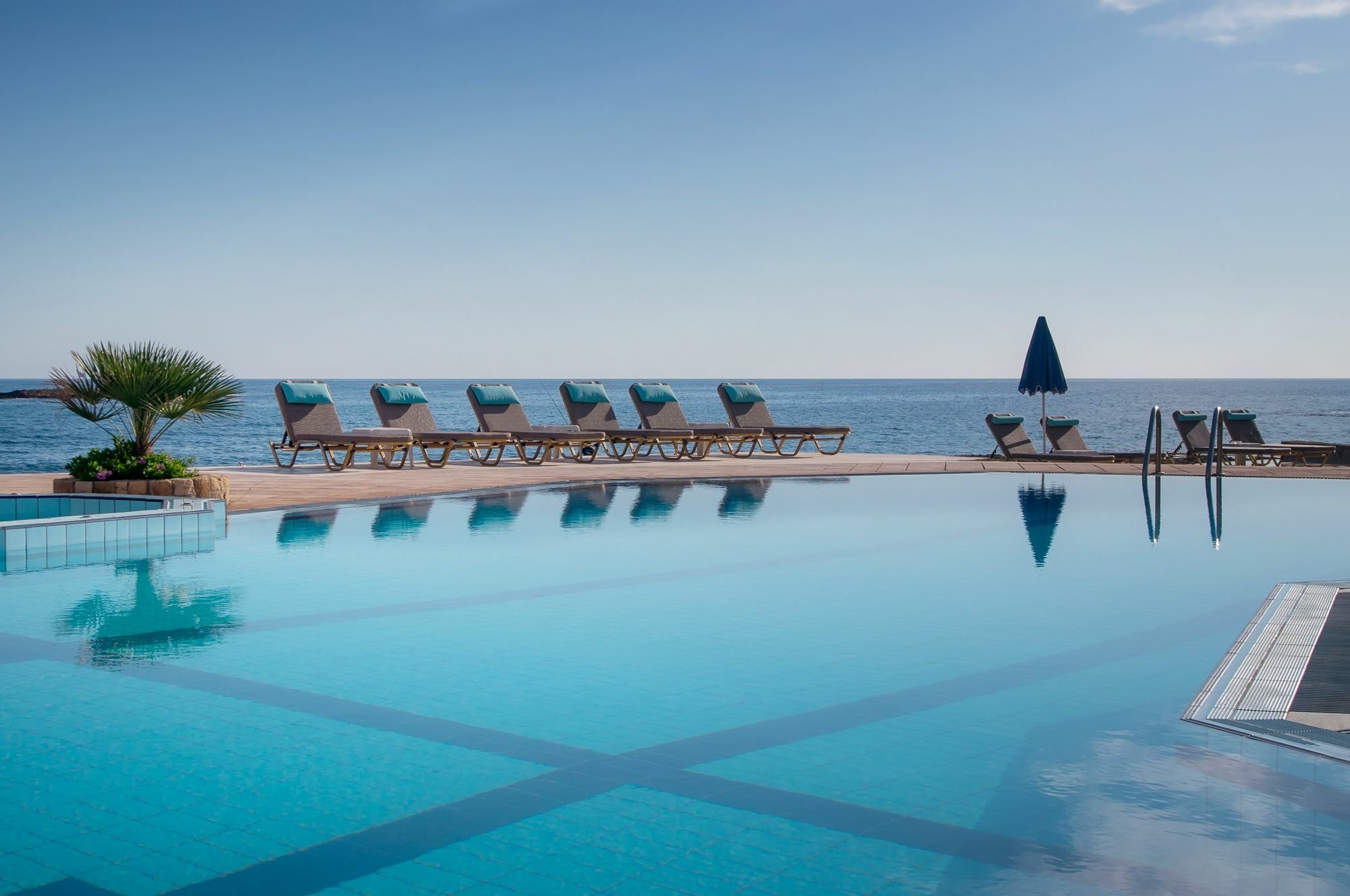 Pyrgos Beach Hotel Apartments มาเลีย ภายนอก รูปภาพ